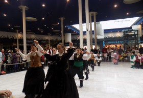 Baile rexional infantil da man das Agrupacións Folclóricas Colexiata do Sar e Buxos Verdes