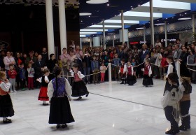 Baile rexional infantil da man das Agrupacións Folclóricas Colexiata do Sar e Buxos Verdes
