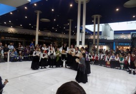 Baile regional infantil de la mano de las Agrupaciones Folclóricas Colexiata do Sar y Buxos Verdes